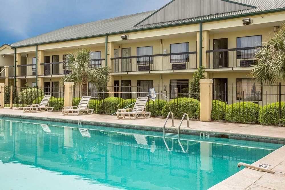 Quality Inn & Suites Near Lake Eufaula Exterior photo
