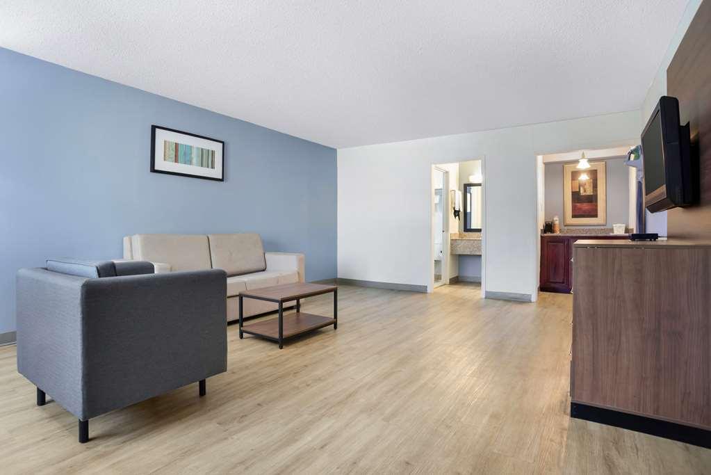 Quality Inn & Suites Near Lake Eufaula Room photo
