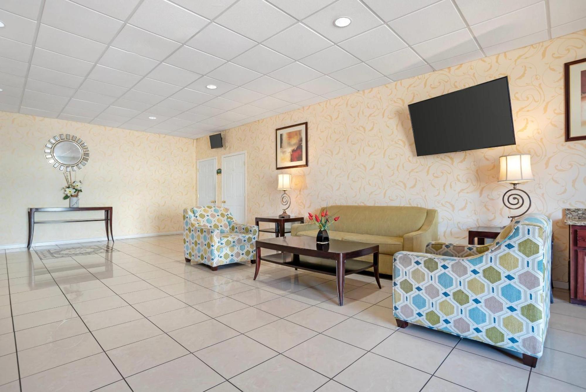 Quality Inn & Suites Near Lake Eufaula Exterior photo